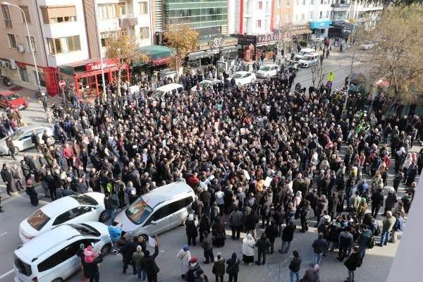 <p><strong>'BELEDİYELER KARARI GÖZDEN GEÇİRSİN’</strong></p>

<p>Kalabalık adına konuşan İlhan Küroğlu, Tepebaşı Belediyesi'nin imar ve cami yıkılmasını ilişkin planlarını yeniden gözden geçirmeye davet etti. </p>
