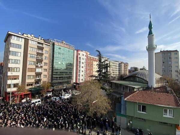 <p>Başka bir bölgede yapılacak yeni caminin ardından Hal Camii'nin yıkılması planı, Eskişehir Kardeşlik Platformu üyelerince protesto edildi.</p>

<p>Cami önünde ellerinde 'Camilerin tapusu halka aittir', 'Hal Camii yerinde kalsın', 'Camime dokunma' yazılı dövizler taşıyan yaklaşık 800 kişi, plana tepki gösterdi.</p>
