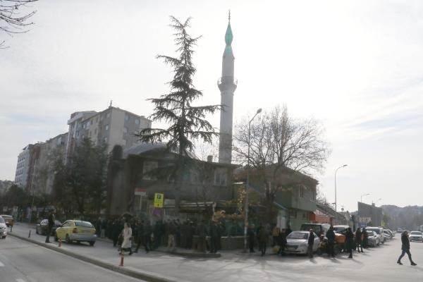 <p><strong>'İTİRAZ ETTİK VE DAVA AÇTIK'</strong></p>

<p>Protesto eylemine katılan AK Parti Eskişehir İl Başkanı Zihni Çalışkan da yıkım planını İdare Mahkemesi'ne taşıdıklarını ifade ederek şunları söyledi: "1/5000'lik planlara AK Parti meclis üyeleri olarak hep birlikte itiraz ettik ve dava açtık. Müftülük adına yapılan itiraza da Büyükşehir Meclisi'nden ret kararı geldi. Bu kararların hepsinde AK Parti'li meclis üyelerimiz muhalif olmuşlardır. </p>
