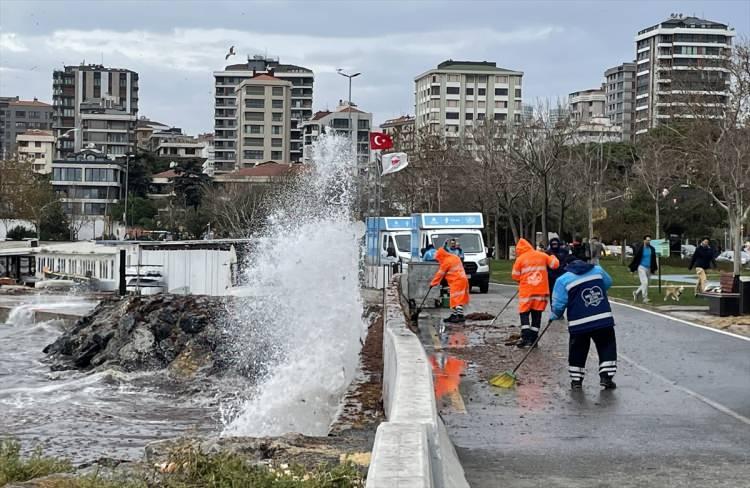 <p><span style="color:rgb(67, 67, 67)">İstanbul'da </span>lodos<span style="color:rgb(67, 67, 67)"> nedeniyle Caddebostan sahilinde kırmızı renkli yosunlar karaya vurdu.Meteoroloji Genel Müdürlüğü tarafından uyarısı yapılan </span>lodos<span style="color:rgb(67, 67, 67)">, İstanbul'da özellikle Avrupa yakasında etkili olmaya başladı. </span>Lodos<span style="color:rgb(67, 67, 67)"> nedeniyle yüksek dalgalar oluşurken, dalgaların getirdiği kırmızı yosunlar Kadıköy'de Caddebostan sahilini kapladı. Dalgalarla gelen yosunlar belediye ekiplerince toplanıyor.</span></p>