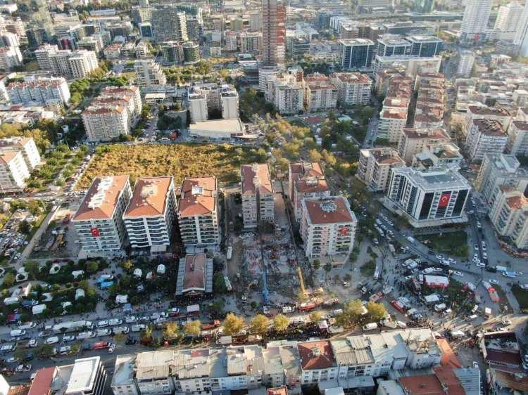 <p>İzmir Bölge Adliye Mahkemesi 14. Ceza Dairesinde görülen duruşmaya tutuklu sanık, yapı müteahhidi Çetin Doğan, cezaevinden Ses ve Görüntü Bilişim Sistemi (SEGBİS) ile katılırken tutuksuz sanık proje müellifi Mehmet Sedat Boyacı ile taraf avukatları ve müştekiler de salonda hazır bulundu. Diğer tutuksuz sanık Gündüz Uysal ise duruşmaya katılmadı.</p>
