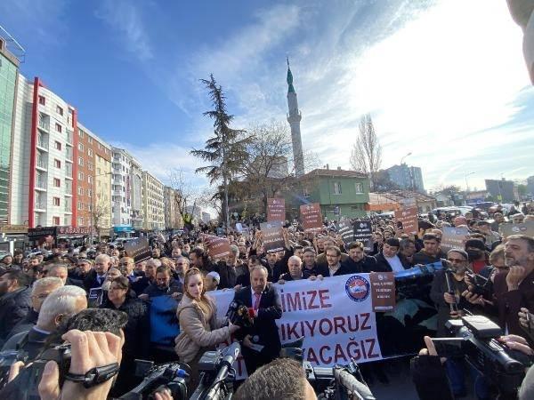 <p>Eskişehir'in Tepebaşı ilçesinde yol, konut ve ticaret sahasında kaldığı gerekçesiyle yıkılması gündeme gelen 1965 tarihli Hal Camii'nin önünde toplanan kalabalık grup, durumu protesto etti.</p>
