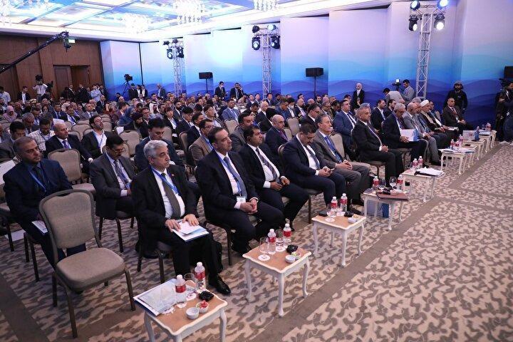 <p>Faw Liman inşaatının hızlı şekilde ilerlediğini ve Kuru Kanal'ın inşaat ve tasarımını da PEG Infrastructure isimli İtalyan şirketin yapacağını anlatan Fartoosi, 15 Aralık'ta koridorun son tasarımı ve yapısını şirkete teslim edeceklerini belirtti.</p>