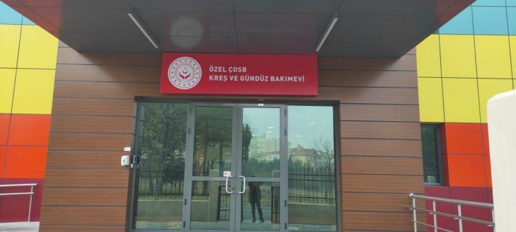 <p><strong>Oğlum, evde yemek yerken suyu döktü. Ona daha bir şey söylemeden, 'Annecim bana kızma senden çok özür dilerim, yanlışlıkla yaptım. Sakın bana kızma' diye 4-5 defa tekrarladı, ağlamaya başladı. Çocuklarımıza çok büyük baskılar yapıldığı görüntülerde var. Ben bu insanların anne olduğunu düşünmüyorum. Bize bu olayları yaşatanların çocuğu da aynı sınıfta. O çocuk adına üzülüyorum. Ben bir anne olarak, o çocuğun da gözlerinin önünde bizim çocuklarımıza böyle şeyler yaşattıklarını gördükten sonra o çocuk adına çok üzülüyorum” </strong>şeklinde konuştu.</p>
