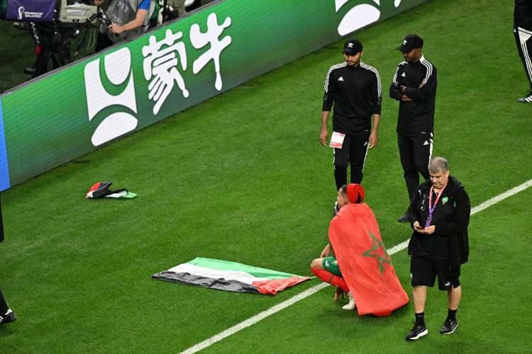 <p>Faslı futbolcular, İspanya karşısında kazandıkları galibiyet sonrasında sahada Filistin bayrağı açarak hatıra fotoğrafı çektirdi.</p>undefined