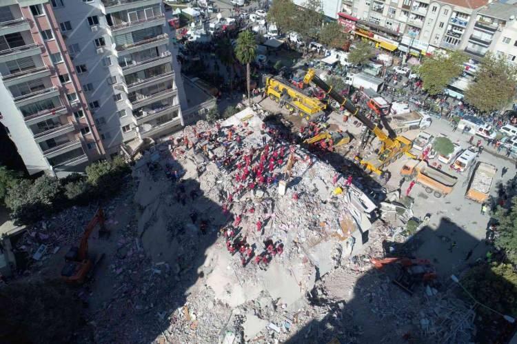 <p>“BİRİ SÜRÜ BINA YAPTIM, HİÇBİR HASAR YOK”</p>

<p>Depremde çocuklarıyla enkaz altından çıkarılan ve oğlu Umut’u kaybeden Seher Perincek ise sanıklardan şikayetçi olduğunu ifade ederek, “Ülkemizde yaptırımlar olmadığı için bu noktadayız. Hiçbir karar Umut ve diğer kayıpları geri getirmeyecek. Sağlam denilen beton yığınının altında nefes almak için çocuklarımla 23 saat geçirdim. Kolonların nasıl patladığını gördüm. Sanıkların sorumlulukları bilirkişi raporları ile sabittir” diye konuştu.</p>
