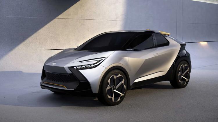 <p>Toyota C-HR Prologue'un henüz bir konsept çalışması olduğunu hatırlatmakta fayda var. Üretim versiyonunda bazı detaylar değişecektir. Örneğin; dijital aynalar, büyük tekerlekler, fazlasıyla küçük olan arka yan camlar ve pek pratik görünmeyen kapı kollarının değişmesini bekleyebiliriz. Ancak, genel olarak görünümün çok değişmeyeceğini düşünmek yanlış olmaz. Zira daha önce tanıtılan Aygo X Prologue konseptiyle üretim versiyonu arasında çok bir değişim olmamıştı.</p>

<p> </p>
