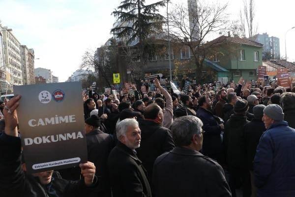 <p>AK Parti'li meclis üyelerimiz dava açmışlardır. Hal Camii; tabii ki yıkılmaması gereken, herkese hizmet eden ve hepimizin anıları olan bir camidir. Ayaküstü, herkesin gelip geçtiği üniversite bölgesindeki bir camidir. O yüzden Hal Camii'ne dokunulmasına karşıyız. Hal Camii'ni Allah'ın izni ile yıktırmayız."</p>
