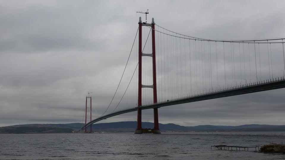 <p>1915 Çanakkale Köprüsü 318 metre yüksekliğe sahip kırmızı renkteki kuleler Türk Bayrağı’nı, Çanakkale Deniz Zaferi’nin kazanıldığı tarih 3’üncü ayın 18’ini, yani 18 Mart’ı simgeliyor. </p>