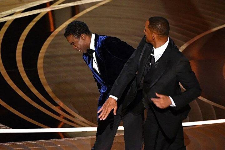 <p>ABD'li aktör Will Smith (sağda), 27 Mart 2022'de Hollywood, California'daki Dolby Theatre'da düzenlenen 94. Oscar Ödülleri sırasında ABD'li aktör Chris Rock'ı sahnede tokatlarken.<br />
 </p>
