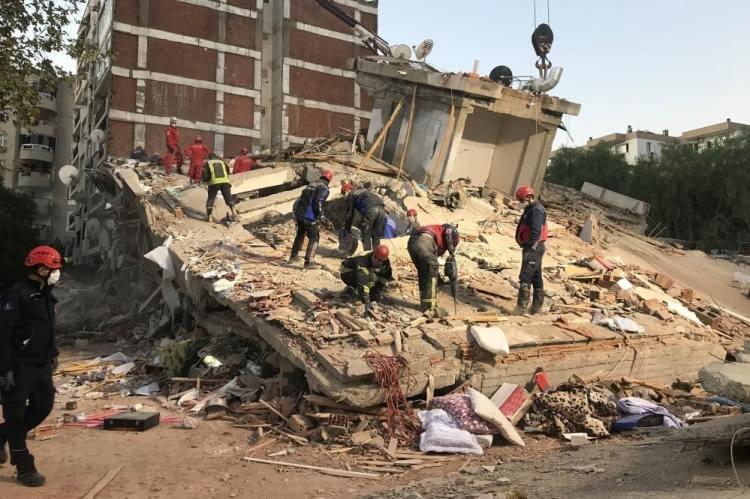 <p>İzmir’de 30 Ekim 2020’de yaşanan 6,6 büyüklüğündeki depremde Bayraklı ilçesindeki Doğanlar Apartmanı B Blok’un yıkılmasıyla 15 kişi öldü, 12 kişi de yaralandı. Olaya ilişkin 4 sanık hakkında ‘Bilinçli taksirle birden fazla kişinin ölümüne ve yaralanmasına neden olma’ suçundan dava açıldı. Davaya bakan İzmir 3. Ağır Ceza Mahkemesi, tutuklu sanıklardan yapı müteahhidi Çetin Doğan’ı 18 yıl, proje müellifi Mehmet Sedat Boyacı’yı 12 yıl, tutuksuz sanık sürveyan Gündüz Uysal’ı ise 4 yıl 5 ay 10 gün hapse çarptırıp, fenni mesul olan firari sanık Bedriye Işıldak’ın dosyasını ise ayırdı. Taraf avukatlarının itirazı üzerine dosya istinafa taşındı.</p>
