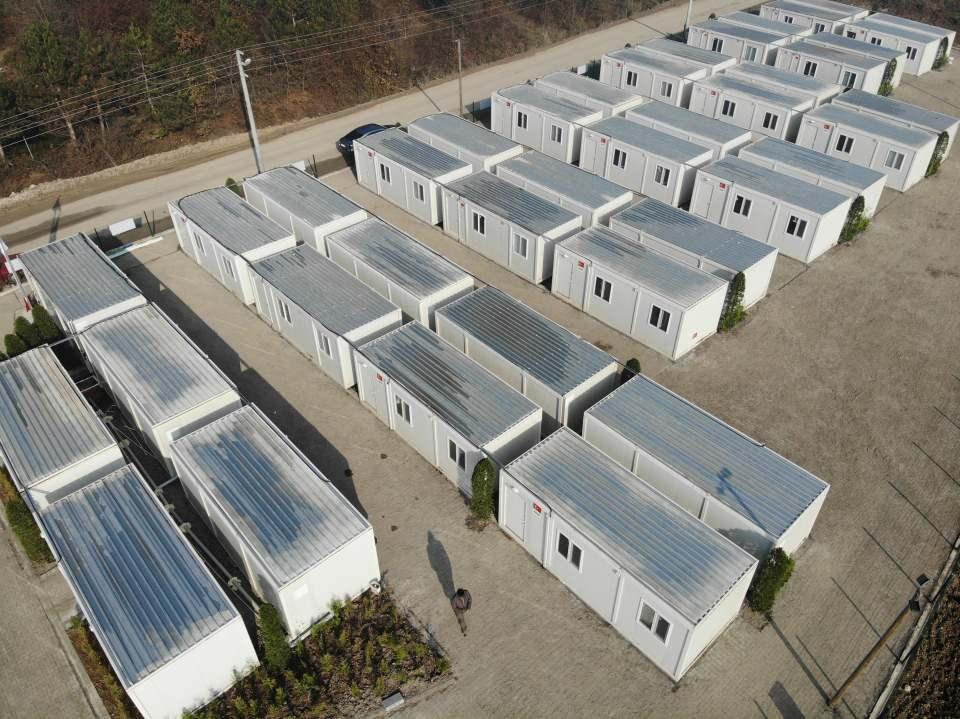 <p>Düzce’de depremin ardından yaralarda sarılmaya başlandı. Hasar tespit çalışmaları çerçevesinde evleri ağır hasar alanlar içinde bir yandan yıkım çalışmaları yapılırken, bir yandan da konteyner kent kurulumları yapıldı. </p>

