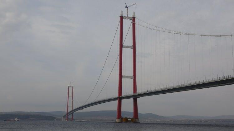 <p>Cumhuriyet'in 100'üncü kuruluş yıl dönümünü temsil eden 2023 metrelik orta açıklığıyla 1915 Çanakkale Köprüsü 'dünyanın en büyük orta açıklığına sahip asma köprüsü' unvanına sahip oldu.</p>