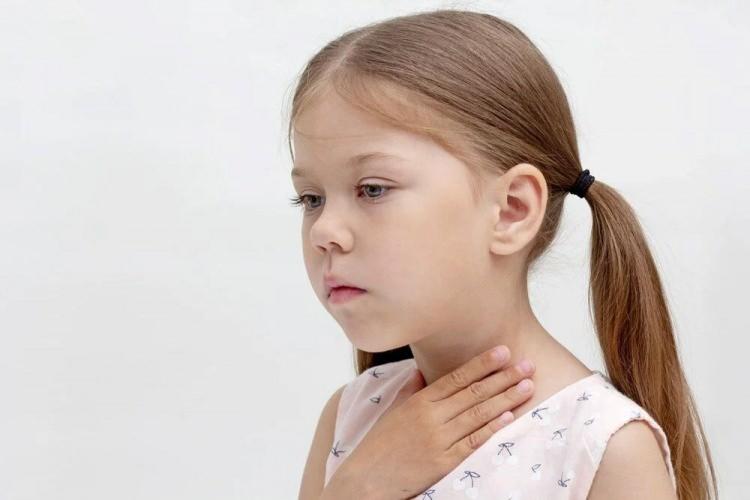 <p>STREP A NEDİR?</p>

<p>Strep A veya Grup A streptokok (GAS) boğazda ve ciltte bulunan bir bakteri türüdür ve çoğu insanda herhangi bir belirtiye neden olmaz. Bununla birlikte, burun, boğaz ve akciğerlerde farklı hastalıklara neden olabilir. </p>

<p> </p>

<p>Strep A semptomları arasında yutkunma sırasında ağrı, ateş, beyaz benekli şişmiş bademcikler, şişmiş boyun bezleri, yüksek ateş veya deri döküntüsü yer alıyor.</p>
