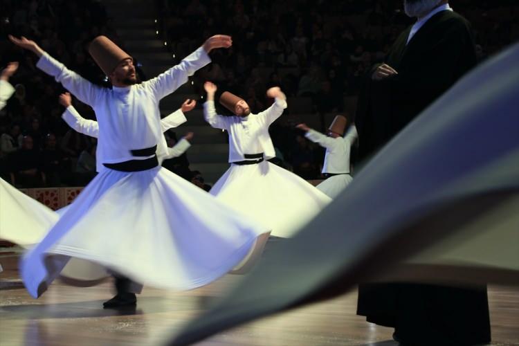 <p>Mevlana'nın asırlardır olduğu gibi bugün de tüm insanlığı kucaklayan barış, hoşgörü ve kardeşlik mesajının sahibi olduğunu belirten Altay, "Hazreti Pir gerek yaşadığı dönemde içerisinde bulunduğu toplumun gerekse günümüz insanının maddi ve manevi birçok sıkıntısına reçeteler sunmuştur. 13. yüzyılın en sıkıntılı dönemlerinde dahi coşkun ve sağlam inancı, Konya halkını her türlü zorluğa karşı bir arada tutmuştur. Tüm insanlığa rehberlik eden öğretileri de asırların oluşturduğu engellerin içinden sıyrılıp, daha güçlü bir biçimde bugün bütün medeniyetler tarafından işitilmektedir." diye konuştu.</p>
