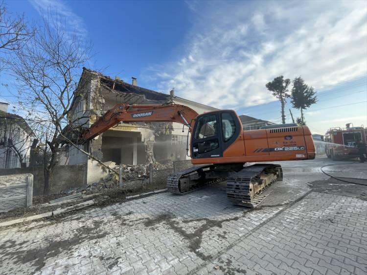 <p>Çevre Şehircilik ve İklim Değişikliği İl Müdürlüğünden alınan bilgiye göre, depremin ardından yapılan incelemelerde şu ana kadar 899 konutla ilgili yıkım kararı verildi.</p>

