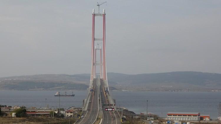 <p>1915 Çanakkale Köprüsü'nün kule bağlantıları ve bağlantı unsurları, kırmızı-beyaz. 318 metrelik yüksekliğiyle Çanakkale Deniz Zaferi'nin kazanıldığı tarih olan, 3'üncü ayın 18'ini simgeleyen kulelerin üst kısmını da yerleştirilen Seyit Onbaşı'nın Çanakkale Savaşları'nda namluya sürdüğü 4 top mermisini temsil ediyor.</p>