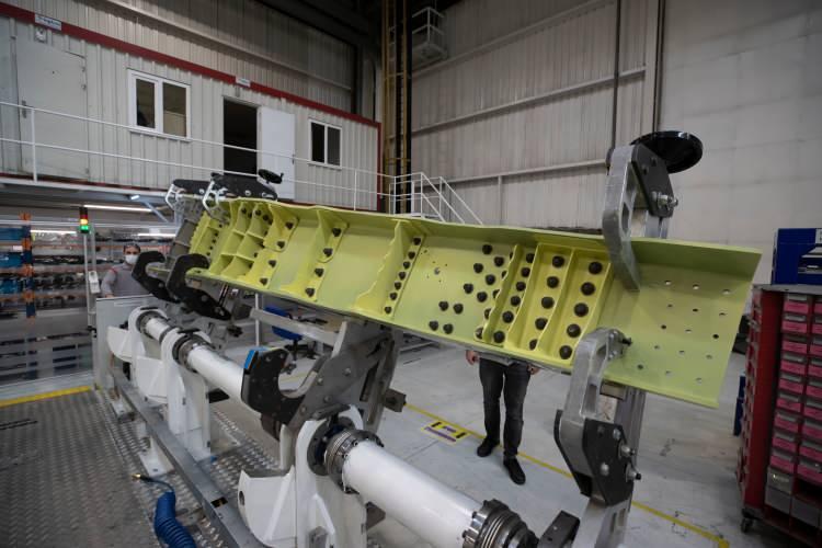 <p>Gövde montajının devam ettiği HÜRJET projesinde daha önce hareketli yüzeylerin testlerinin gerçekleştireceği Demir Kuş Test Tesisini ve HÜRJET 270 Mühendislik Simülatörü’nü kuran şirket, bu kapsamda HÜRJET’in yakıt sistemlerinin test edileceği yeni bir tesisi daha şirkete kazandırmış oldu.</p>
<p>Defenceturk</p>