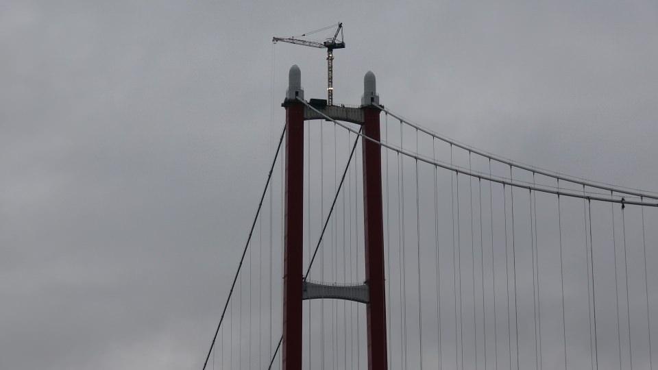 <p>Gidiş ve geliş yolu 3'er şeritli olan köprü 45,06 metre genişlikte. 'Asrın projesi' olarak gösterilen 1915 Çanakkale Köprüsü ve Otoyolu projesinde 1 asma köprü, 2 yaklaşım viyadüğü, 4 betonarme viyadük, 6 alt geçit köprüsü, 38 üst geçit köprüsü, 5 köprü, 43 alt geçit, 115 çeşitli boyutlarda menfez, 12 kavşak (devlet yolu üzerindeki kavşaklar dahil), 4 otoyol hizmet tesisi, 2 bakım işletme merkezi, 6 ücret toplama istasyonu inşa edildi. Çanakkale Boğazı, 1915 Çanakkale Köprüsü ile yaklaşık 6 dakikada kesintisiz geçilebilecek.<br />
</p>