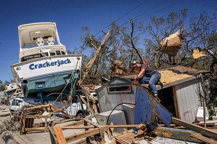 <p>İnsanlar, 30 Eylül 2022'de Fort Myers Beach, Florida'da Ian Kasırgası'nın ardından enkazı temizliyor. Kasırgada 87 kişi hayatını kaybederken milyarlarca dolarlık zarar oluştu.</p>
<p> </p>