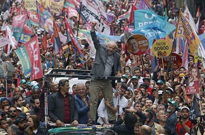 <p>Brezilya'nın eski Cumhurbaşkanı (2003-2010) ve solcu İşçi Partisi'nin (PT) başkan adayı Luiz Inacio Lula da Silva, 1 Ekim 2022'de Brezilya'nın Sao Paulo kentinde cumhurbaşkanlığı seçimlerinin arifesinde bir kampanya mitinginde destekçilerini selamlıyor.<br />
 </p>
