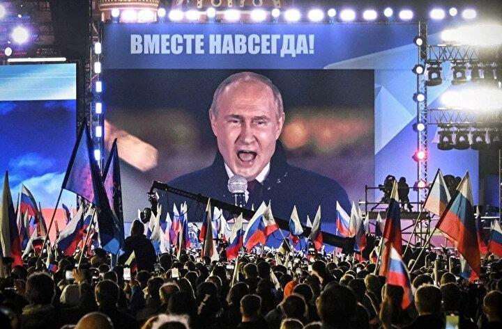 <p>Rusya Devlet Başkanı Vladimir Putin, 30 Eylül 2022'de Moskova'nın merkezinde, Ukrayna'nın Rus birliklerinin işgal ettiği dört bölgesinin - Lugansk, Donetsk, Herson ve Zaporizhzhia - ilhakı münasebetiyle düzenlenen bir miting ve konserde Kızıl Meydan'da konuşurken görülüyor.<br />
 </p>
