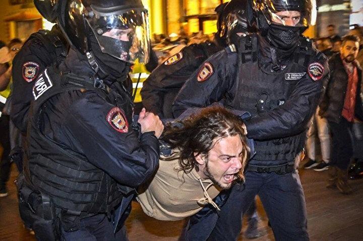 <p>Polis memurları, Rusya Devlet Başkanı'nın 21 Eylül 2022'de Moskova'da ilan ettiği kısmi seferberliği protesto çağrılarının ardından bir adamı gözaltına aldı. Rusya genelinde Başkan Vladimir Putin'in sivillerin savaşmak için kısmi seferberlik ilan etmesine karşı düzenlenen gösterilerde 1.300'den fazla kişi tutuklandı.<br />
 </p>
