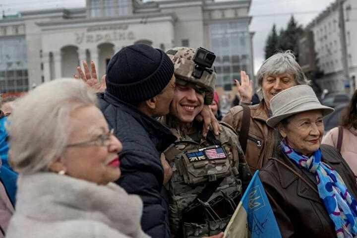 <p>13 Kasım 2022'de Rusya'nın Ukrayna'yı işgalinin ortasında, yerel halk Herson'un kurtuluşunu kutlamak için toplanırken bir adam Ukraynalı bir askere sarılıyor. Kurtarılan güneydeki Herson kentindeki Ukraynalılar, aylarca süren Rus işgalinin ardından 11 Kasım 2022'de rahatladıklarını ifade ettiler. Bir AFP muhabiri, 13 Kasım 2022'de herhangi bir sevinç sahnesi olmadığını söyledi, ancak birçok yerel halk, Kiev şehrin kontrolünü geri aldıktan sonra büyük bir rahatlama hissettiklerini aktardı.</p>
