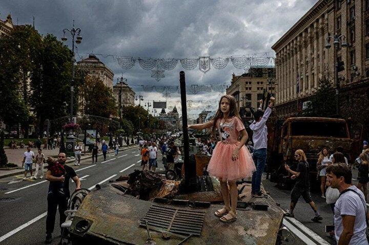 <p>20 Ağustos 2022'de Kiev'de, Rusya'nın Ukrayna'yı işgali sırasında 24 Ağustos'taki Ukrayna'nın Bağımsızlık Günü öncesinde bir açık hava askeri müzesine dönüştürülen Khreshchatyk caddesinde tahrip olmuş Rus askeri teçhizatının tepesinde duran bir kız çocuğu.<br />
 </p>

