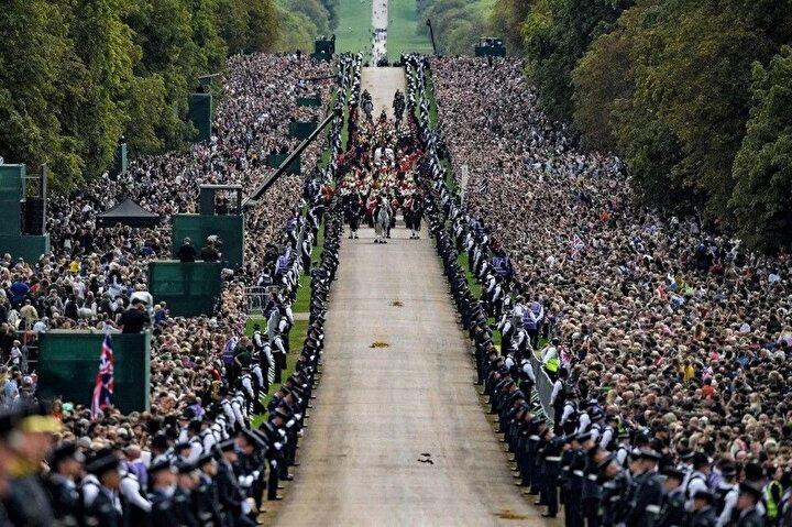 <p>Kraliçe II. Elizabeth'in tabutunu takip eden alay, 19 Eylül 2022'de Windsor'daki The Long Walk'a gidiyor ve İngiltere Kraliçesi II. Elizabeth'in Devlet Cenaze Töreninden sonra Windsor Kalesi'ne son yolculuğunda kendisine eşlik ediyor.<br />
</p>