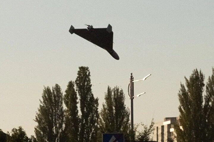 <p>17 Ekim 2022'de Rusya'nın Ukrayna'yı işgali sırasında bir drone Kiev'e saldırı için yaklaşıyor.</p>
