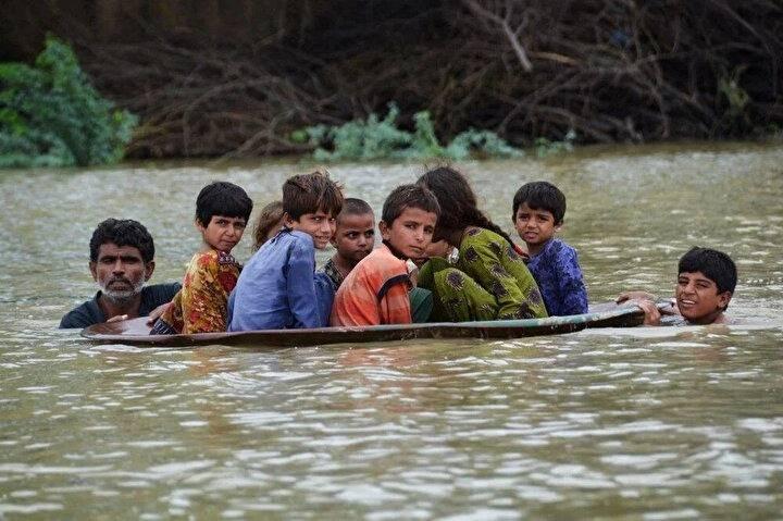 <p>26 Ağustos 2022'de Belucistan eyaletinin Jaffarabad ilçesinde şiddetli muson yağmurlarının ardından bir adam (solda) bir gençle birlikte çocukları sular altında kalan bir bölgeden geçirmek için uydu anteni kullanıyor. Şiddetli yağmur Pakistan'ın bazı kısımlarını 26 Ağustos'ta vurmaya devam etti. Hükümet, dört milyondan fazla insanı "etkilediğini" söylediği muson seliyle başa çıkmak için acil durum ilan etti.<br />
 </p>
