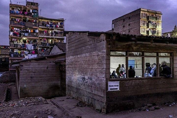 <p>Seçim Komisyonu Yetkilileri, Kenya'nın Nairobi, Kenya'daki Mathare Social Hall'da 9 Ağustos 2022'de yapılan genel seçimleri sırasında sandıkların resmi olarak kapatılmasının ardından bir sandık merkezindeki oyları sayıyor.<br />
 </p>
