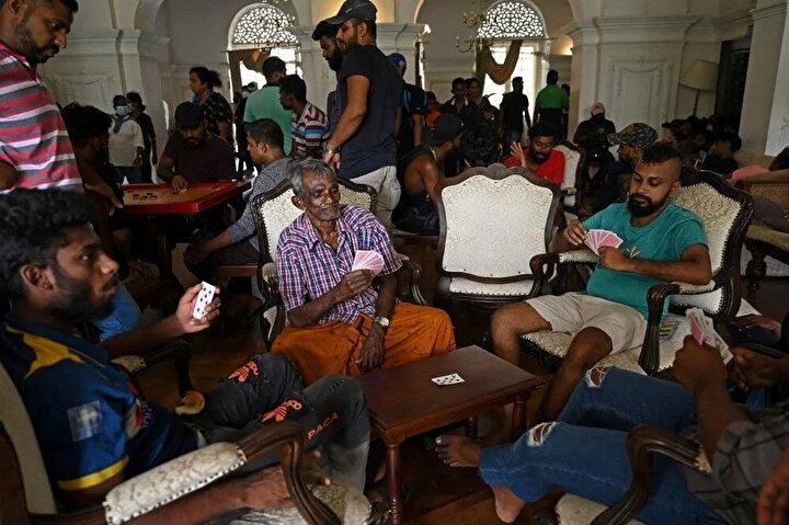<p>İnsanlar, hükümet karşıtı protestocular tarafından işgal edildikten bir gün sonra, 10 Temmuz 2022'de Sri Lanka Başbakanı'nın Kolombo'daki resmi konutunun içinde kart oynuyor.<br />
 </p>
