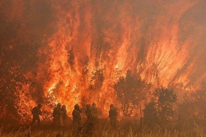 <p>İtfaiyeciler, 18 Haziran 2022'de İspanya'nın kuzeyindeki Zamora yakınlarındaki Pumarejo de Tera'da çıkan bir orman yangını alanında çalışıyor. Fotoğrafın çekildiği dönemde 20 bin hektarlık orman ateş altındayken hava sıcaklığı 43 dereceyi aşıyordu.<br />
 </p>
