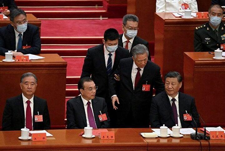 <p>Çin Devlet Başkanı Xi Jinping (sağda), Başbakan Li Keqiang'ın (soldan ikinci) yanında oturuyor ve eski cumhurbaşkanı Hu Jintao'nun (sağdan ikinci), 22 Ekim'de Pekin'deki Büyük Halk Salonunda düzenlenen 20. Çin Komünist Partisi Kongresi'nin kapanış töreninden ayrılması isteniyor.</p>