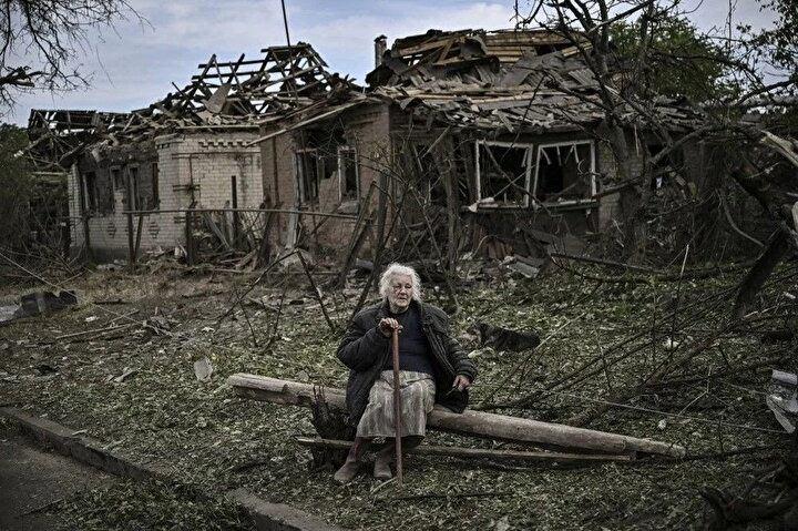 <p>5 Haziran 2022'de Ukrayna'nın doğusundaki Donbas bölgesindeki Druzhkivka şehrinde yaşlı bir kadının ölümüne neden olan füze saldırısından sonra yıkılan evlerin önünde oturan yaşlı bir kadın.<br />
</p>