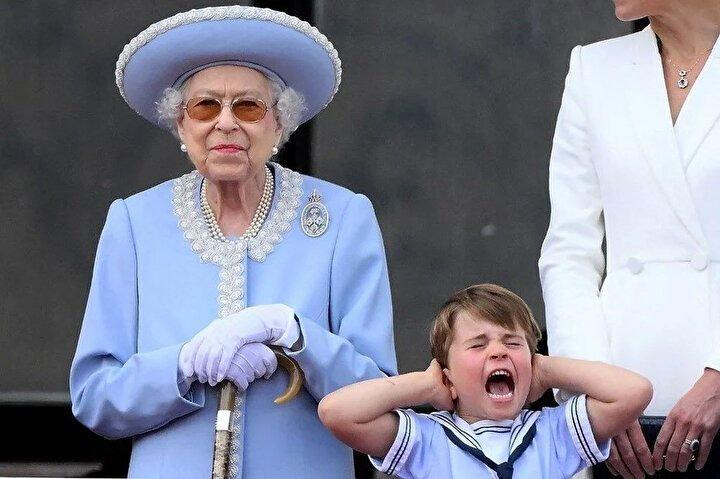 <p>İngiltere'nin Cambridge Prensi Louis (sağda), Kraliçe II. Elizabeth'in platin jübile kutlamalarının bir parçası olarak, Kraliçe'nin Doğum Günü Geçit Töreni'nin ardından Buckingham Sarayı balkonundan özel bir flypast izlemek için İngiltere Kraliçesi II. Elizabeth'in yanında dururken kulaklarını tutuyor. Platin jübilesi Kraliçe'nin son büyük etkinliğiydi.<br />
</p>