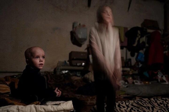 <p>Tahliye edilememeyi tercih eden bir ailenin çocukları olan Sasha (4) ve Ksenia (8) 15 Mayıs 2022'de Rusya'nın Ukrayna'yı işgali sırasında Ukrayna'nın doğusundaki Lysychansk'taki sığınağın bodrum katındaki bir yatak odasında yaşarken.<br />
</p>