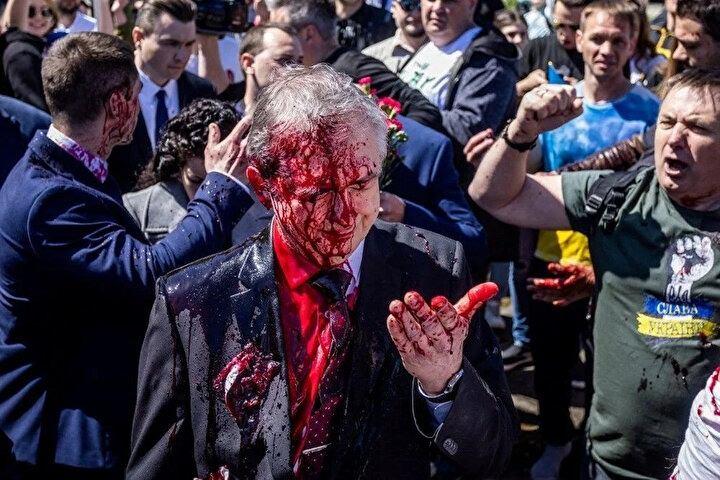 <p>Rusya'nın Polonya Büyükelçisi Büyükelçi Sergey Andreev, Nazi işgaline karşı kazanılan Sovyetler Birliği zaferinin 77 yıldönümü kutlamalarında saldırıya uğradı. Büyükelçiye kırmızı boya atıldı.<br />
</p>