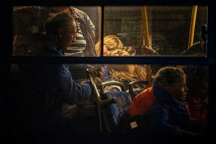 <p>Mariupol'den tahliye edilen insanlar, 8 Mayıs 2022'de Zaporizhzhia'da ülke içinde yerinden edilmiş kişiler için bir kayıt ve işleme alanına otobüslerle varıyorlar. Karadeniz limanının kuşatma altındaki Azovstal çelik fabrikasından tahliye edilen 40'ı da içeren 174 Mariupol sivilini taşıyan sekiz otobüs, Ukrayna kontrolündeki bölgeye ulaştı. 40 kişi, 7 Mayıs 2022'de, harap olmuş şehirdeki son Ukraynalı askerlerin saklandığı ve Rus birlikleri tarafından kuşatıldığı çelik fabrikasından tahliye edildi.</p>