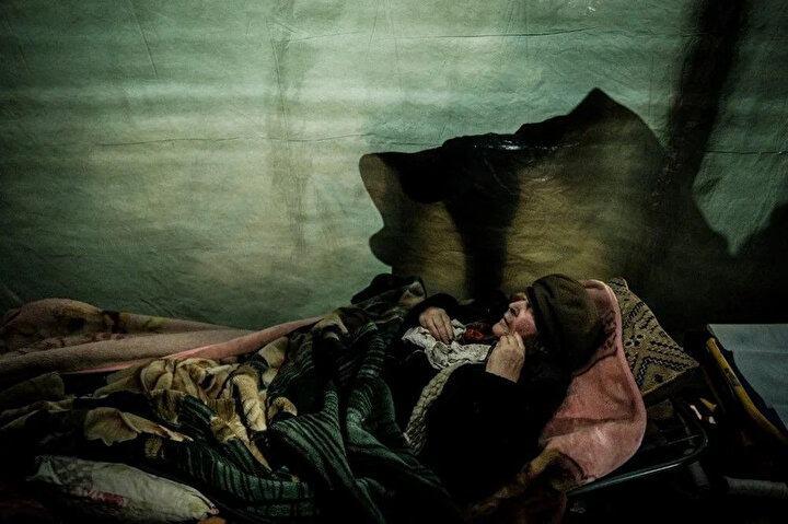 <p>Ülke içinde yerinden edilmiş 92 yaşındaki bir kadın, Ukrayna Kızıl Haçı'nın kendisini Ukrayna'nın doğusundaki Severodonetsk'teki bir fabrikadaki bir sığınakta tahliye etmesini beklerken yere uzanıyor.<br />
</p>