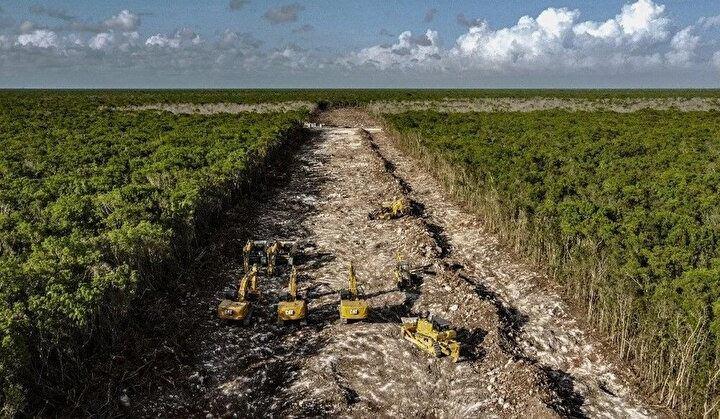 <p>Meksika'nın Quintana Roo Eyaleti, Meksika'da 14 Nisan 2022'de Tulum ile Playa del Carmen arasındaki Maya Treni'nin inşasını gösteren havadan görünüş. Meksikalı bir yargıç, Başkan Andres Manuel Lopez Obrador'un Yucatan yarımadasındaki en önemli turistik tren projesinin bir kısmının inşaatını çevresel etki çalışmalarının eksikliği nedeniyle askıya aldı.<br />
</p>