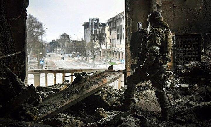 <p>Bir Rus askeri, 12 Nisan 2022 tarihinde 16 Mart'ta Mariupol'da bombalanan Mariupol drama tiyatrosunda devriye geziyor.<br />
 </p>
