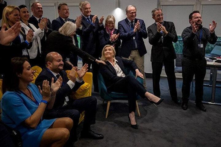 <p>Fransa'nın aşırı sağcı partisi Rassemblement National'ın cumhurbaşkanı adayı Marine Le Pen'in, 10 Nisan 2022'de Paris'te yapılan cumhurbaşkanlığı seçimlerinin ilk turunun sonuçlarına verdiği tepki.</p>
