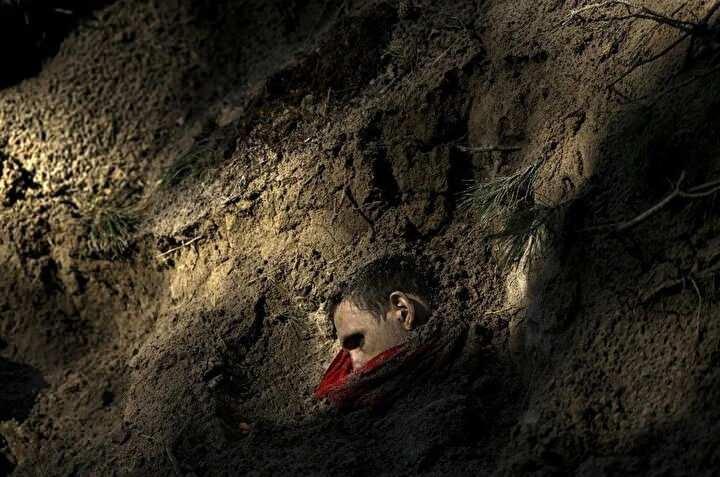 <p>4 Nisan 2022'de Ukrayna'nın başkenti Kiev'in batısındaki Kiev oblastının Bucha ilçesine bağlı Motyzhyn köyündeki bir toplu mezarda bir ceset görüldü.<br />
 </p>
