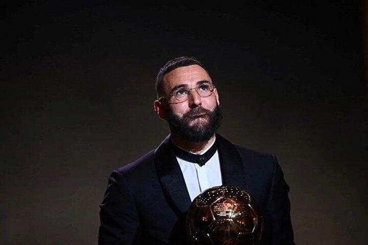 <p>Real Madrid'in Fransız forveti Karim Benzema, 17 Ekim 2022'de Paris'teki Theatre du Chatelet'te düzenlenen 2022 Ballon d'Or Fransa Futbol ödül töreninde Ballon d'Or ödülünü aldı.</p>
