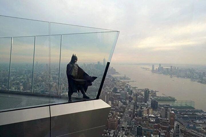<p>Batman gibi giyinen cosplayer Dom Charland, 10 Mart 2022'de New York'ta Hudson Yards'ta bulunan Batı Yarımküre'nin en yüksek açık gökyüzü güvertesi olan Edge'de fotoğrafçısına poz veriyor.<br />
</p>