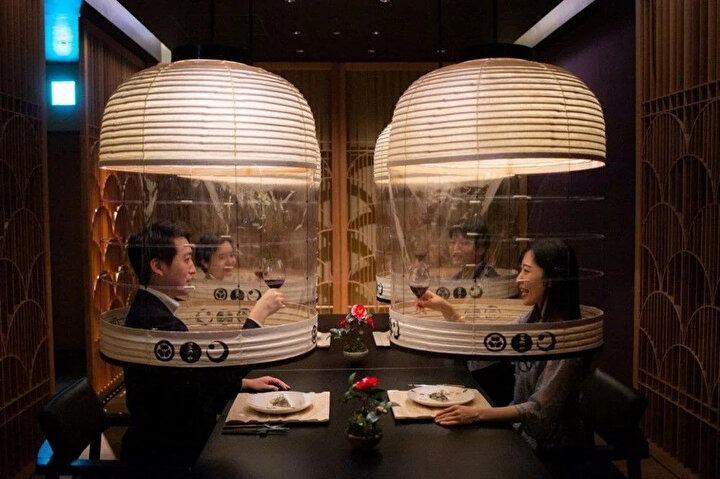 <p>Japonya'da bir otelde yemek sırasında alınan corona virüs önlemleri (28 Şubat 2022)<br />
 </p>
