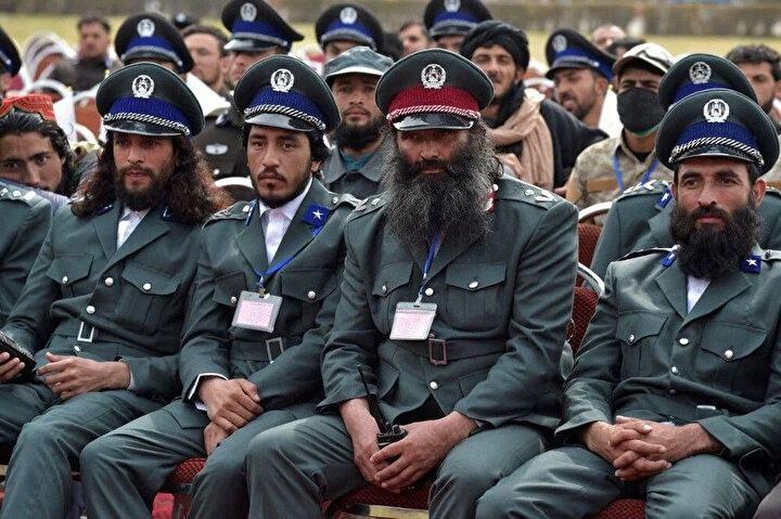 <p>Taliban üyeleri, 5 Mart 2022'de Kabil'deki polis akademisinde yeni işe alınan polisler için düzenlenen mezuniyet törenine katılıyor.<br />
 </p>
